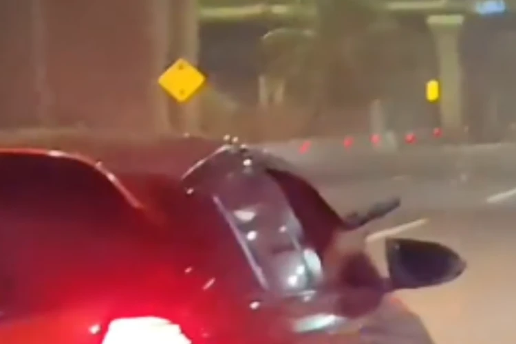 Tangkap layar pengemudi mobil di tol Bekasi yang terekam menodongkan senpi ke pengendara lain