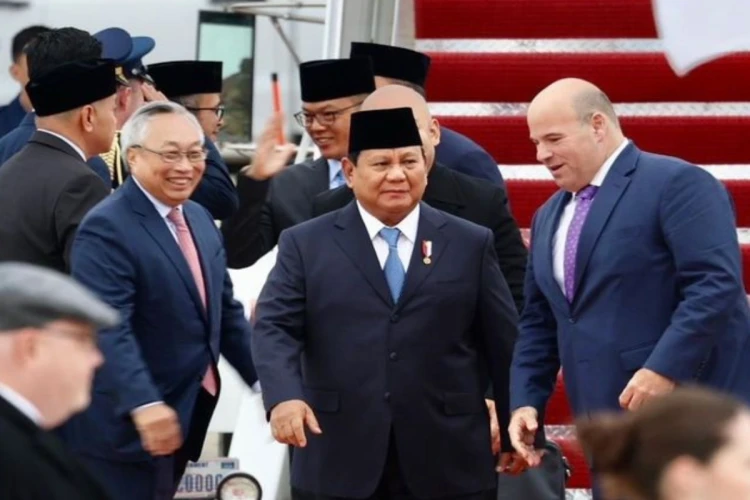 Potret Presiden Prabowo Subianto saat tiba di Amerika Serikat untuk melakukan kunjungan kerja