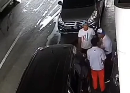 Tangkap layar video yang menampilkan momen terjadinya pemukulan kepada petugas SPBU di Semarang yang dilakukan oleh pengendara mobil