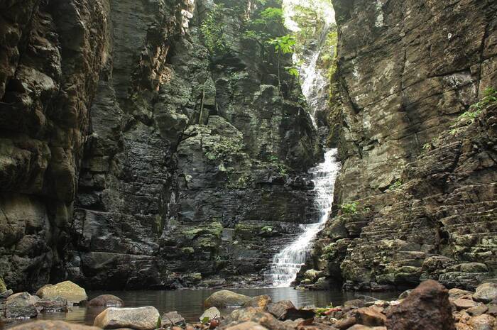 <p>Ket Foto: Pesona Air Terjun Kancira Dompu (Foto/Instagram/@genkbegenkbe)</p>
