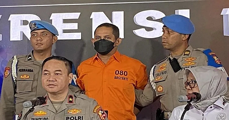 Potret mantan Kapolres Ngada yang menggunakan masker ketika hadir di konferensi pers kasusnya
