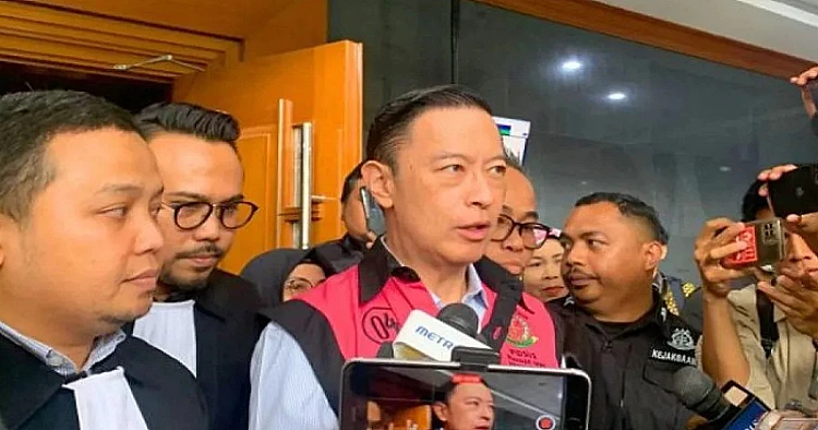 Potret Tom Lembong ketika sedang memberikan keterangan kepada para awal media