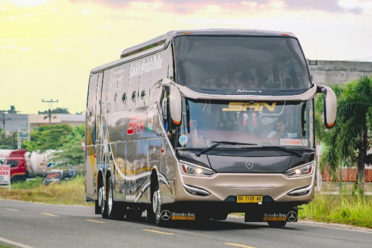 Sopir bus ini viral usai ajak makan siang para penumpang di rumah mertuanya.