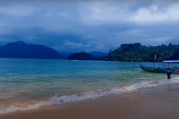 Ket Foto: Pantai Pasir Putih di Lampung