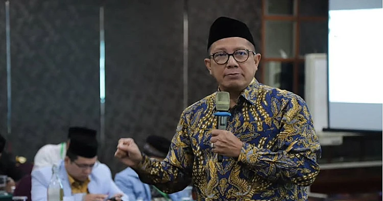 Potret mantan Mantan Menteri Agama Republik Indonesia, Lukman Hakim Saifuddin ketika menyampaikan keterangan