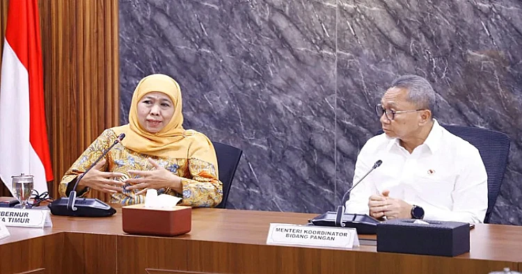 Potret Gubernur Jatim Khofifah Indar Parawansa ketika bertemu dengan Menko Pangan Zulkifli Hasan