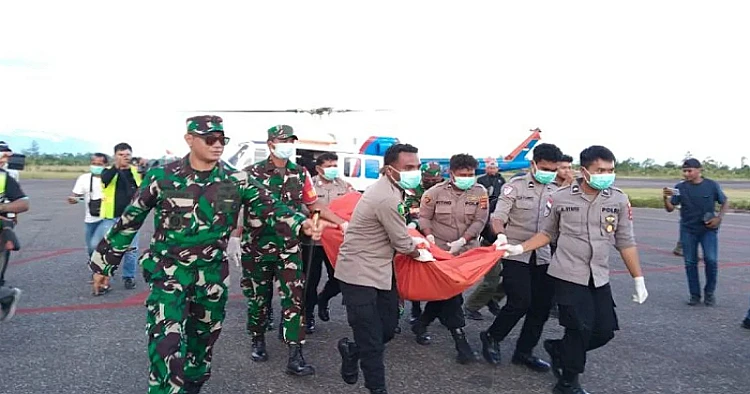 Potret proses evakuasi jenazah korban serangan kelompok kriminal bersenjata (KKB) di Kabupaten Yahukimo