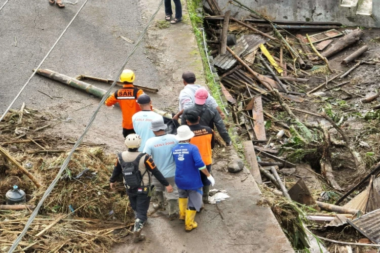 Banjir lahar dingin yang melanda di Sumatera Barat membuat 58 orang meninggal dunia.