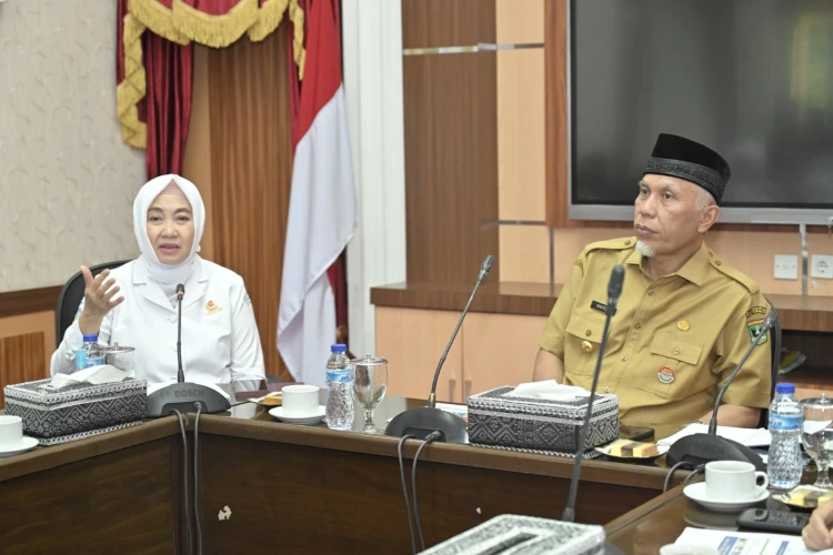 Gubernur Mahyeldi menjelaskan strategi dan upaya mitigasi banjir lahar dingin dari Gunung Marapi yang sebelumnya sudah dilakukan.