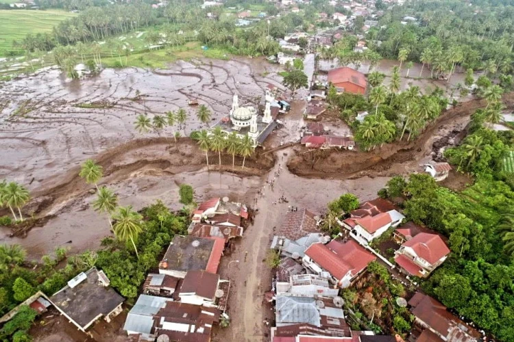 18 titik jalan nasional rusak akibat banjir dan tanah longsor yang melanda di Sumatera Barat.
