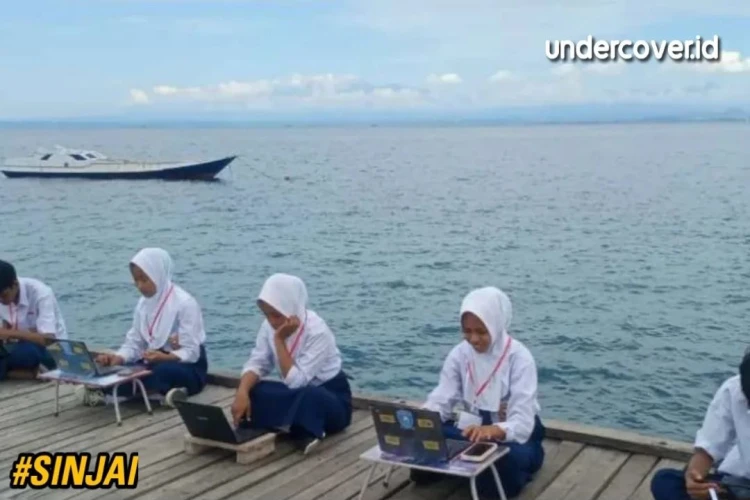 Terkendala jaringan internet, 13 siswa SMPN 31 Pulau Sembilan Sulawesi Selatan harus menjalani ujian di pinggir dermaga.