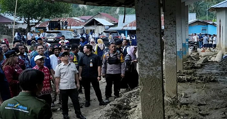 Potret Wamendikdasmen Atip Latipulhayat meninjau lokasi yang terdampak banjir di Donggala Sulteng
