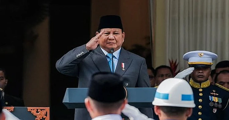 Potret Presiden RI, Prabowo Subianto sedang melakukan sikap hormat