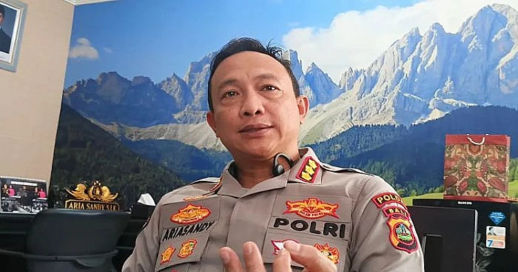 Potret Kepala Bidang Hubungan Masyarakat Kepolisian Daerah Bali Komisaris Besar Polisi Ariasandy ketika memberikan penjelasan