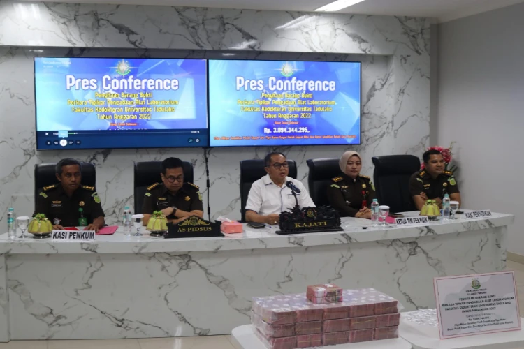 Ket. Foto: Kejati Menyita 13 Miliar Rupiah Lebih Barang Bukti Dugaan Korupsi Pengadaan Peralatan Labkes Universitas Tadulako Palu