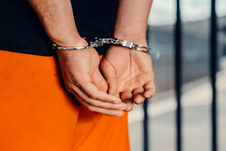 Polisi berhasil menangkap lima pelaku pencurian rumah di Bekasi, dengan kerugian mencapai Rp350 juta.