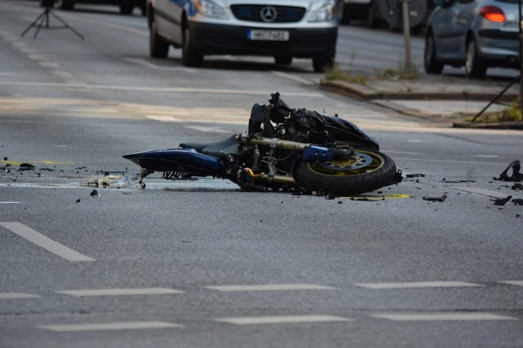 Kecelakaan maut di Jalan Jembatan Besi Jakbar melibatkan minibus dan sepeda motor. Korban pengendara motor tewas di tempat.