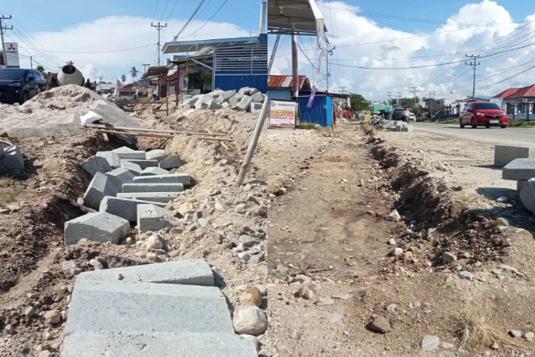 Ket Foto: Proyek pembuatan trotoar di Kelurahan Kampal yang mendapatkan protes warga karena dianggap belum menjadi kebutuhan prioritas.