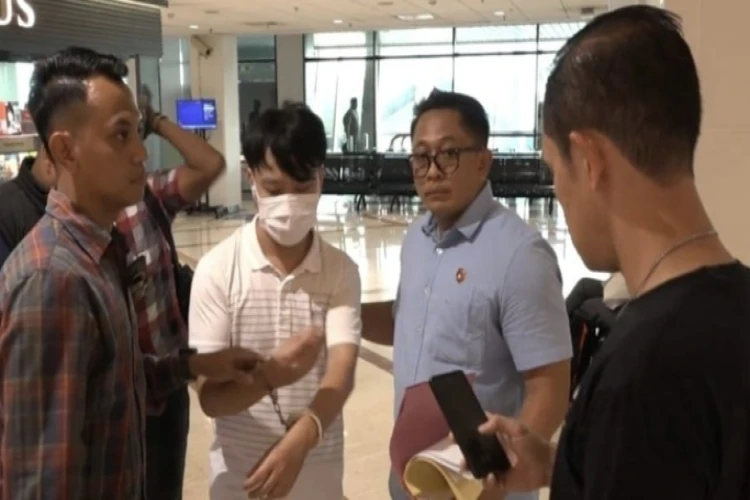 Pengusaha asal Surabaya, Ivan Sugianto ditangkap setelah viral intimidasi siswa SMAK Gloria 2, kini ditetapkan tersangka.