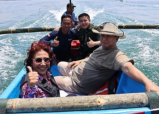 Potret saat Susi Pudjiastuti bersama dengan Prabowo Subianto di sebuah kapal