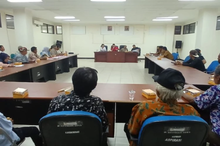 Ket. Foto: Puluhan Warga Desa Bugis Utara Kecamatan Mepanga Parigi Moutong Dikabarkan Mendatangi Kantor DPRD (Foto/gemasulawesi/Abdul Main)