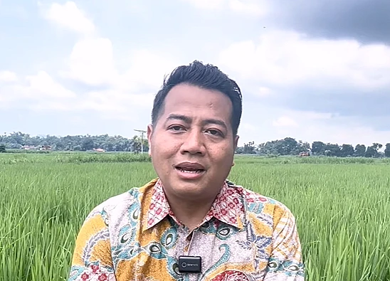 Tangkap layar video yang pengamat politik, Adi Prayitno mengomentari kabar anak SD di Medan yang dihukum belajar di lantai karena nunggak SPP
