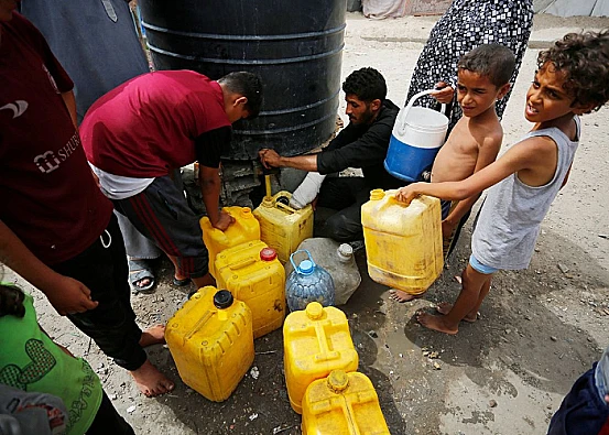 Ket. Foto: Penjajah Israel Menangkap Pemuda yang Memasang Poster Anti Genosida