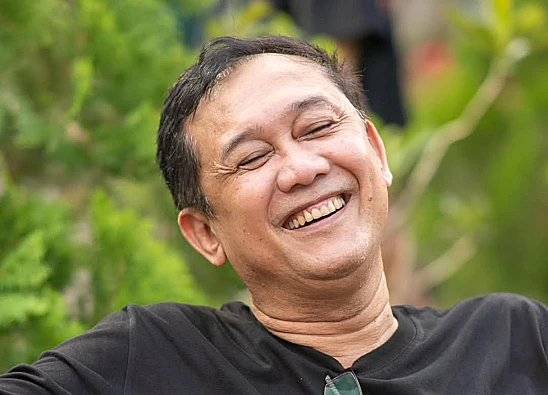 Potret pegiat media sosial, Denny Siregar yang mengomentari usulan ketua DPR mengenai program makan bergizi gratis