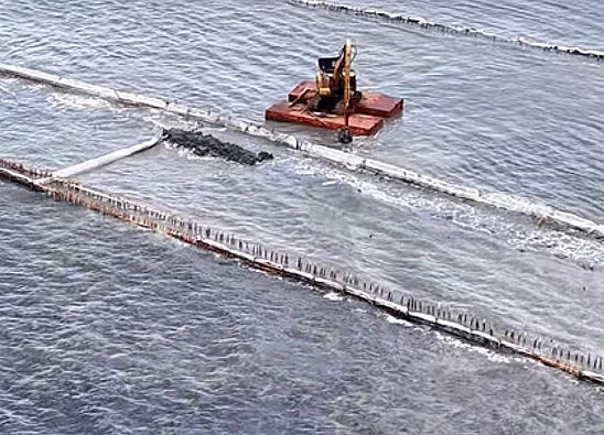 Tangkap layar video yang menampilkan pagar dari bamboo yang membentang di laut Tangerang