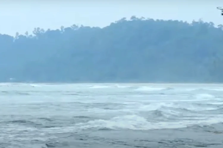 Ket Foto: Pantai Nancala dengan Hamparan Ombak Menarik