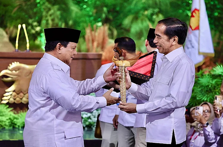 Potret Presiden Prabowo Subianto dan Joko Widodo di acara puncak perayaan HUT ke-17 Partai Gerindra