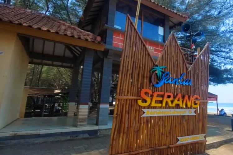 Ket Foto: Pantai Serang dengan Pesona Alam di Blitar