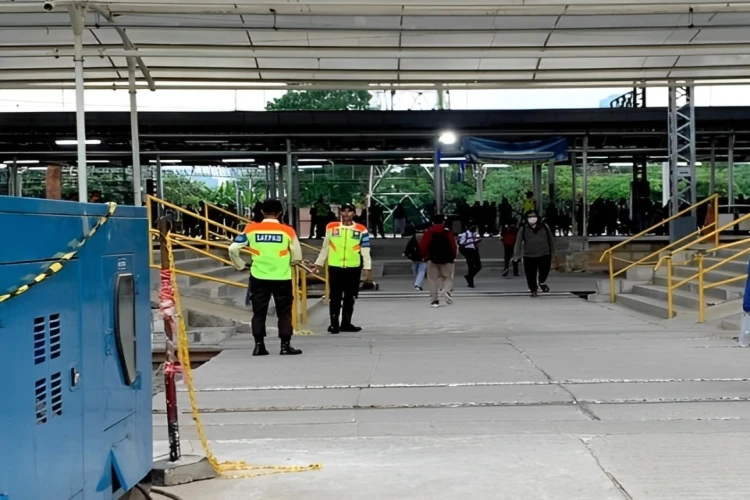 Satpam sigap selamatkan bocah yang terjatuh di Stasiun Manggarai.