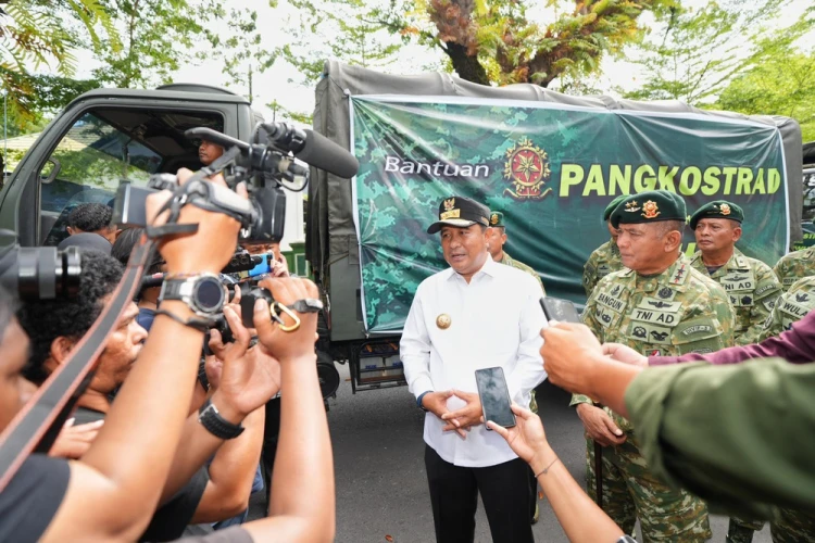 Didampingi Pj Gubernur Sulawesi Selatan, Pangkostrad melepas 10 truk bantuan untuk para korban terdampak banjir di Kabupaten Luwu.