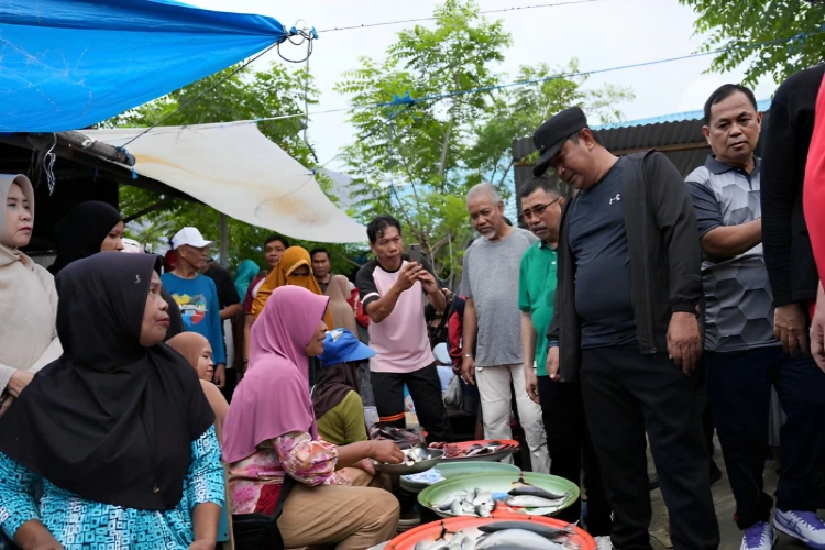 Ket. Foto: Pj Gubernur Sulawesi Barat Memastikan Stok Kebutuhan Pokok Tetap Tersedia Menjelang Idul Adha