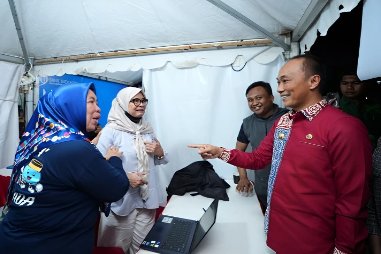 Ket. Foto: Disdukcapil Sulawesi Selatan Memberikan Bibit Buah untuk Warga yang Mengurus Administrasi