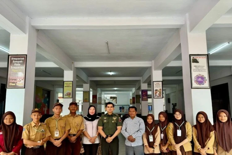 Ket. Foto: Kepala RS Korem Kendari Menyatakan Sosialisasi dan Edukasi Harus Dilakukan Sejak Dini Karena Saat Ini Kalangan Pelajar Menjadi Sasaran Tempat Peredaran Narkoba