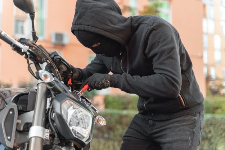 Komplotan pencuri motor beraksi di minimarket Jalan Abdul Gani 2 Kecamatan Cilodong, Kota Depok.