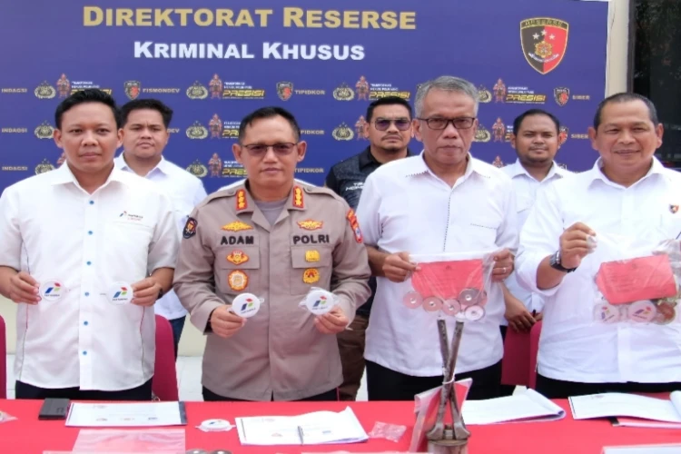 Polda Kalsel berhasil mengungkap praktik penjualan oli curah merek Pertamina palsu sebanyak 9,5 ton.