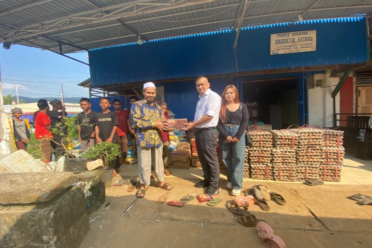 Ket. Foto: Bantuan Diberikan oleh PT GNI kepada Panti Asuhan di Kolonodale, Morowali Utara