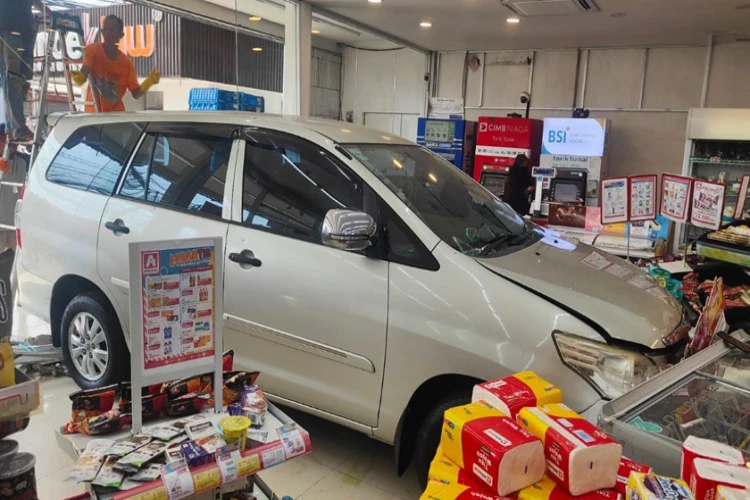 Sopir tak sengaja injak gas, mobil seruduk minimarket di Depok.