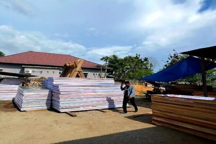 Ket. Foto: KPU Provinsi Gorontalo Mulai Memasang dan Menyebarkan Spanduk 4 Pasangan Calon Gubernur di 729 Desa