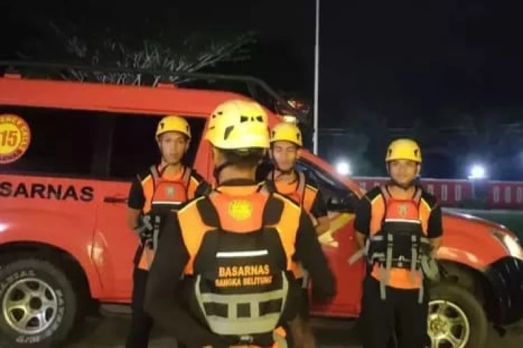 Penambang timah asal Belitung diterkam buaya saat mencuci kaki di pinggir sungai, tim SAR terus mencari.