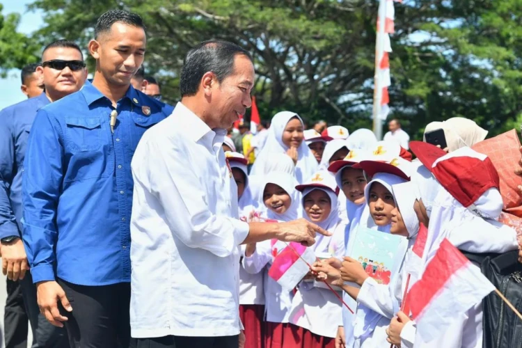 Foto Presiden Jokowi menyapa para pelajar sekolah dasar ketika melakukan kunjungan ke Aceh