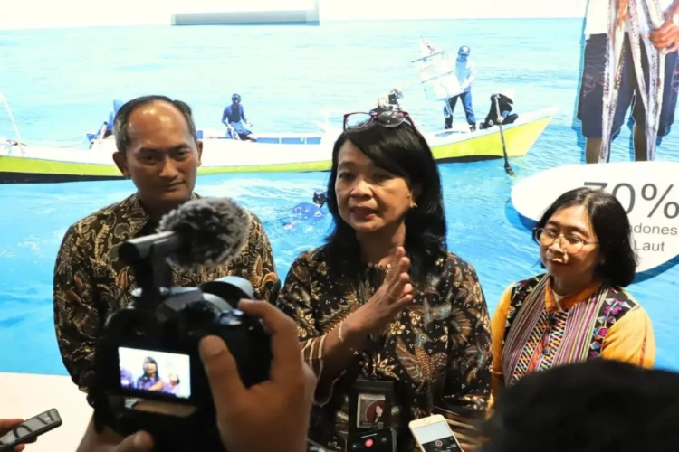 Diana Kusumastuti selaku Direktur Jenderal Cipta Karya PUPR saat melakukan sesi wawancara dengan wartawan