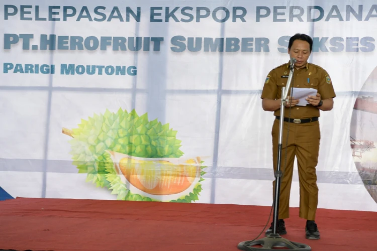 Ket Foto: Kepala Bapenda Parigi moutong, Moh Yasir saat membaca sambutan PJ Bupati Parigi moutong, dalam pelepasan ekspor perdana durian.
