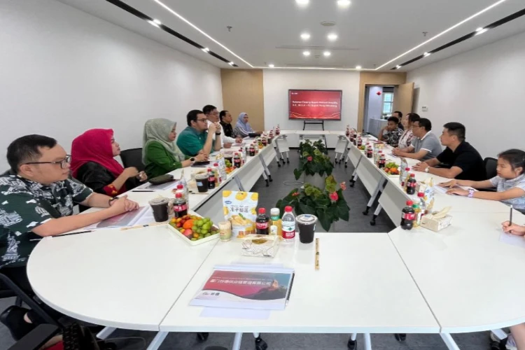 Ket Foto: PJ Bupati Parigi moutong, Richard A Djanggola saat di china bersama pengusaha yang disebut menjadi pembeli durian Parigi moutong