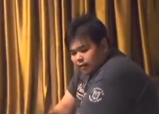 Tangkap layar video yang menampilkan momen ketika polisi menangkap anak bos toko roti di yang sebelumnya menganiaya pegawai