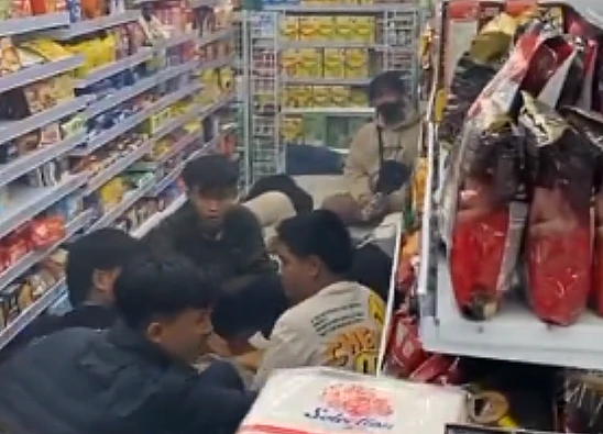 Tangkap layar video yang menampilkan anggota klub motor CB yang sedang istirahat di dalam minimarket di Nganjuk