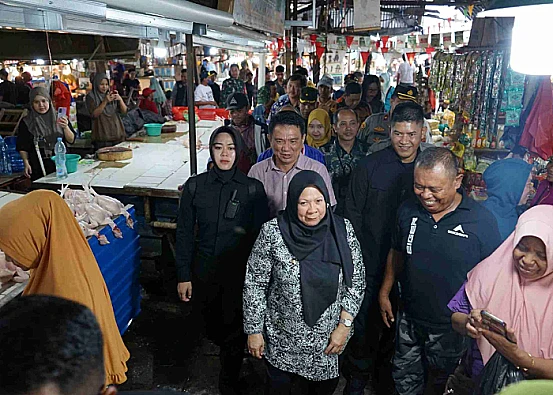 Ket. Foto: Wakil Wali Kota Palu Meninjau Pasar Tradisional untuk Memastikan Ketersediaan Bahan Pokok Menjelang Natal dan Tahun Baru